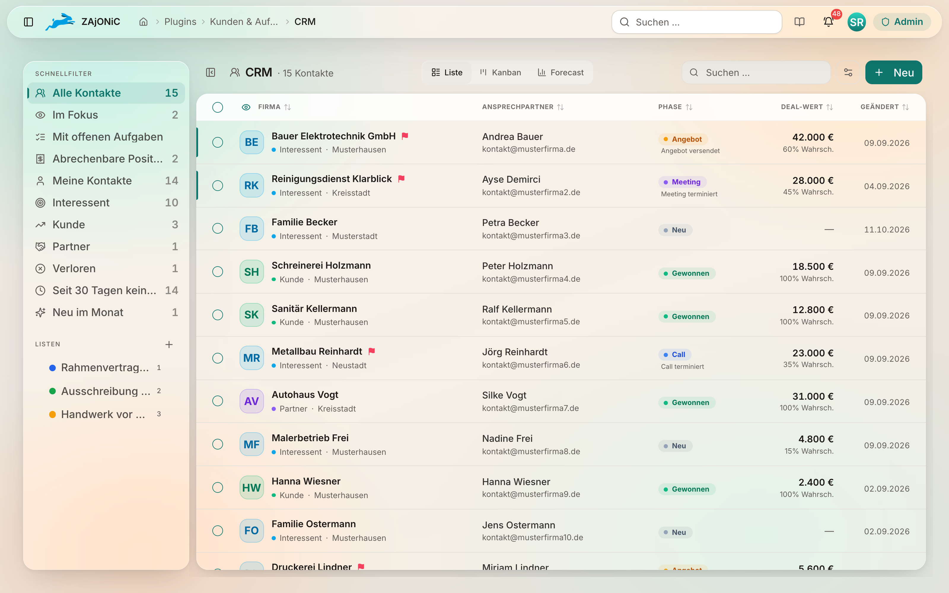 CRM-Kontaktliste von ZAjONiC mit Firma, Ansprechpartner, Phase, Deal-Wert und Abschlusswahrscheinlichkeit, links Schnellfilter und Listen.