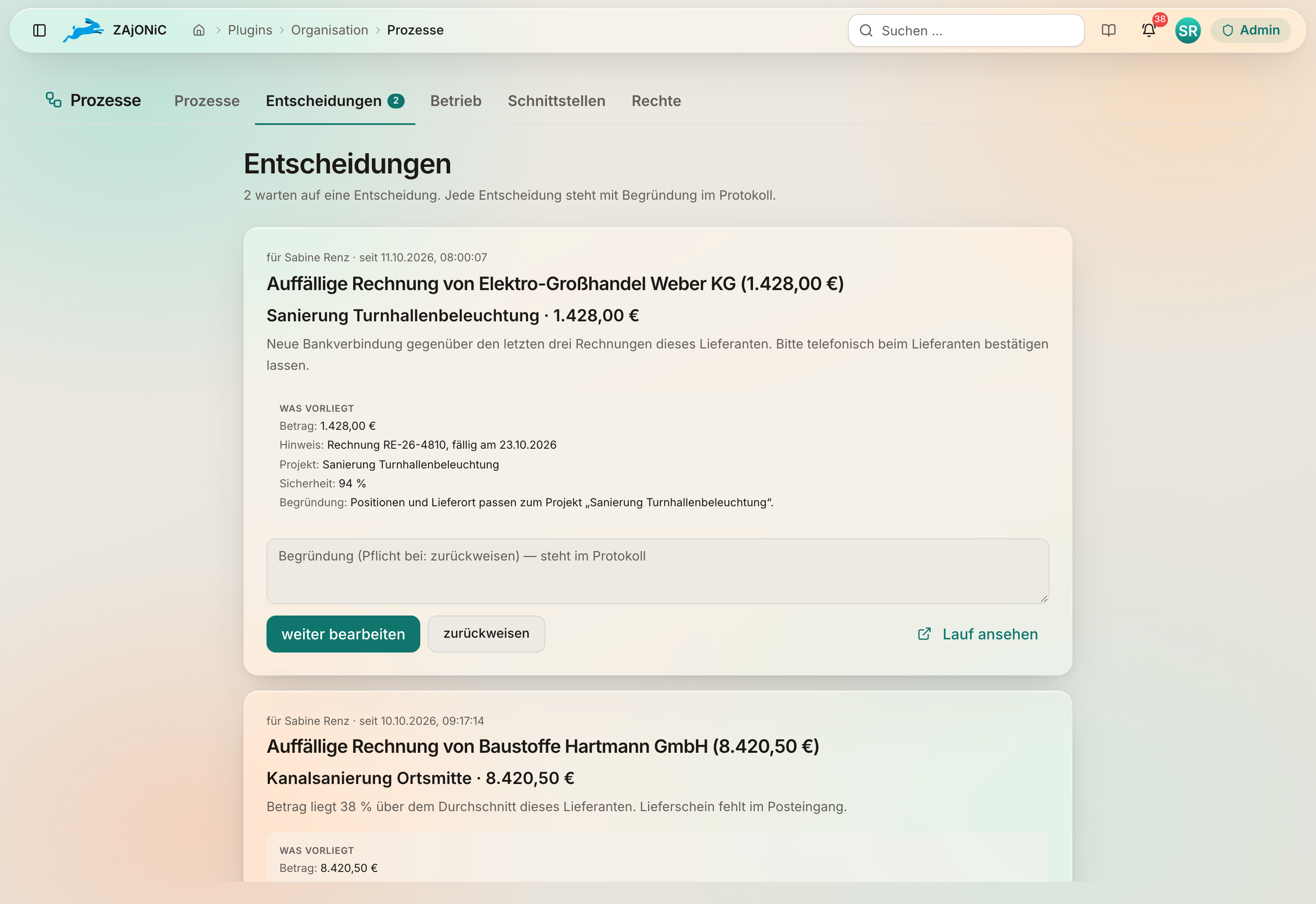 Reiter „Entscheidungen" mit zwei offenen Freigaben: Eine auffällige Rechnung mit neuer Bankverbindung, dazu Vorschlag, Sicherheit und Begründung der KI und die Knöpfe „weiter bearbeiten" und „zurückweisen".